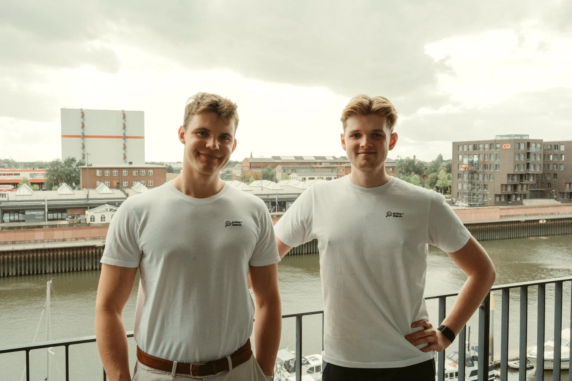 Zwei aus dem Team von Active Search auf dem Balkon des Büros